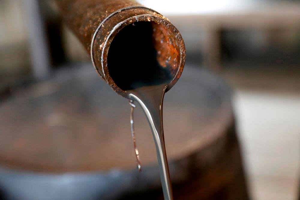 Oil Falls as U.S. Inventory Build Prompts Profit-Taking