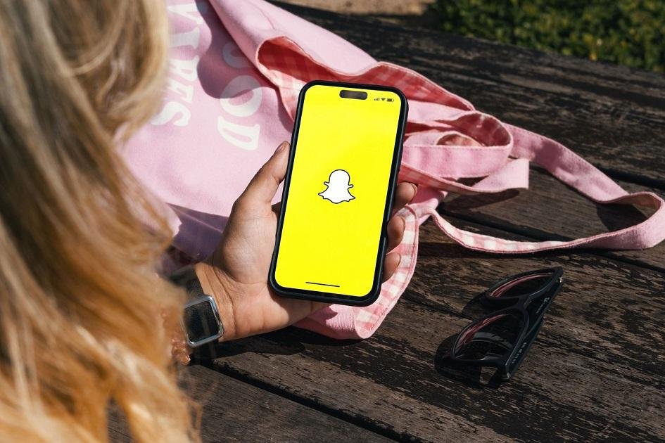 Still don’t know what Snapchat is and why it’s a hit among young people?