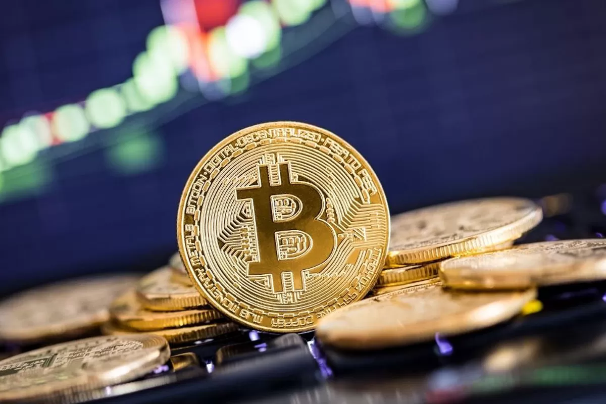 SOL, XRP Jump 5% as Bitcoin Struggles to Clear $84K